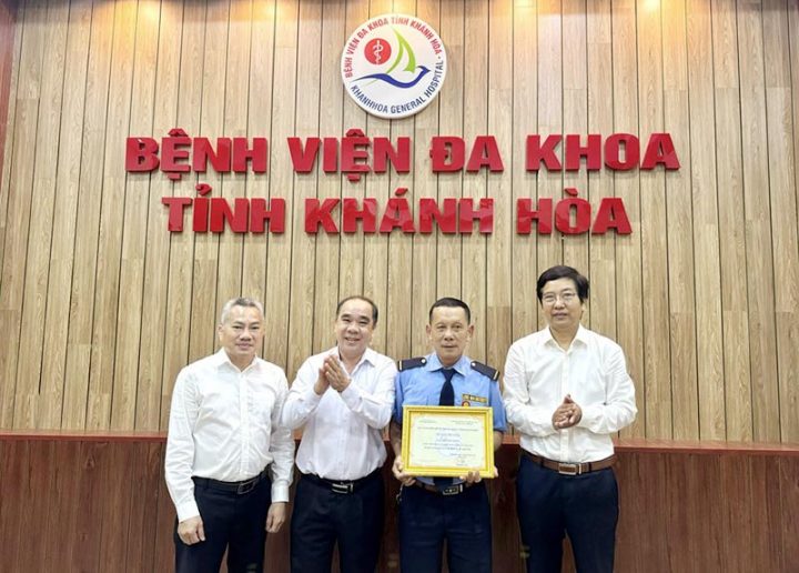 Tuyên dương nam bảo vệ nhặt được của rơi trả lại người mất