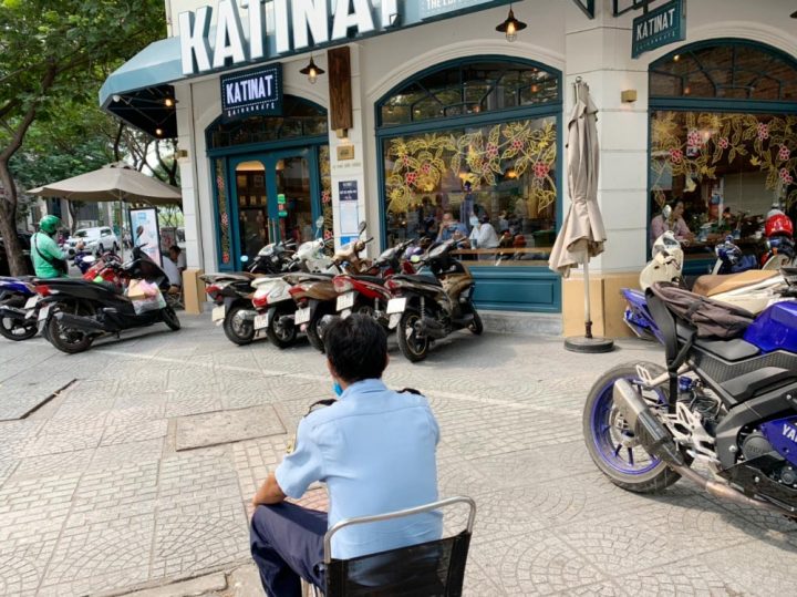 Tại sao quán cafe đông khách cần dịch vụ bảo vệ 24/7?
