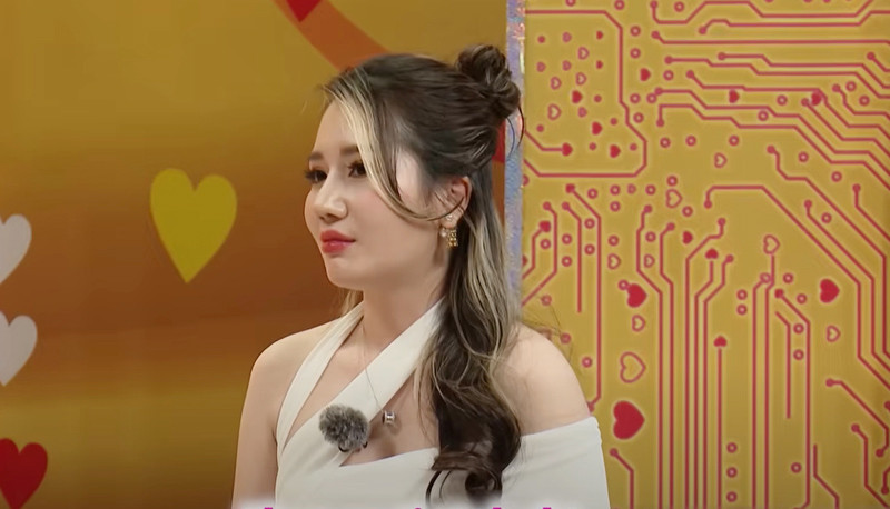 Chị Thủy cảm động trước tình yêu chân thành của chồng. Ảnh: Cắt từ clip Vợ chồng son con trai chu tiem vang gia lam bao ve di tim vo 2