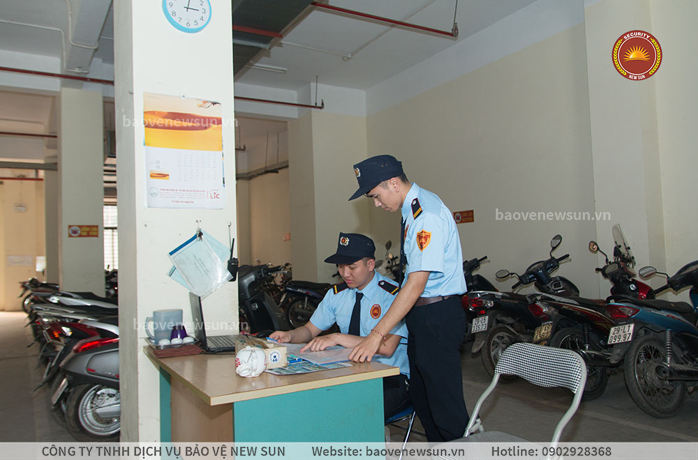 Nhân viên bảo vệ trường mầm non bàn giao ca trực nhan-vien-bao-ve-truong-mam-non-ban-giao-ca-truc