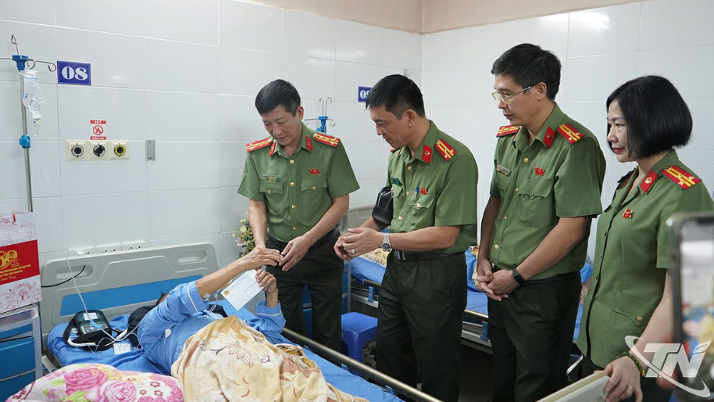 Đoàn công tác của Công an tỉnh Thái Nguyên động viên ông Nguyễn Văn Tiệp, đang được điều trị tại Bệnh viện Trung ương Thái Nguyên sau khi bị thương trong lúc làm nhiệm vụ. doan-cong-an-tinh-thai-nguyen-tham-hoi-ong-nguyen-van-tiep