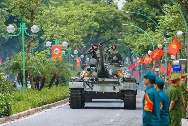Lực lượng Dân quân tự vệ tham gia bảo đảm an toàn, phối hợp điều phối để đảm bảo trật tự cho chương trình. luc-luong-dan-quan-tu-ve-tham-gia-bao-ve-tai-a80