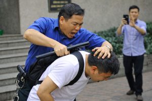 nhan-vien-bao-ve-co-hanh-vi-lam-quyen