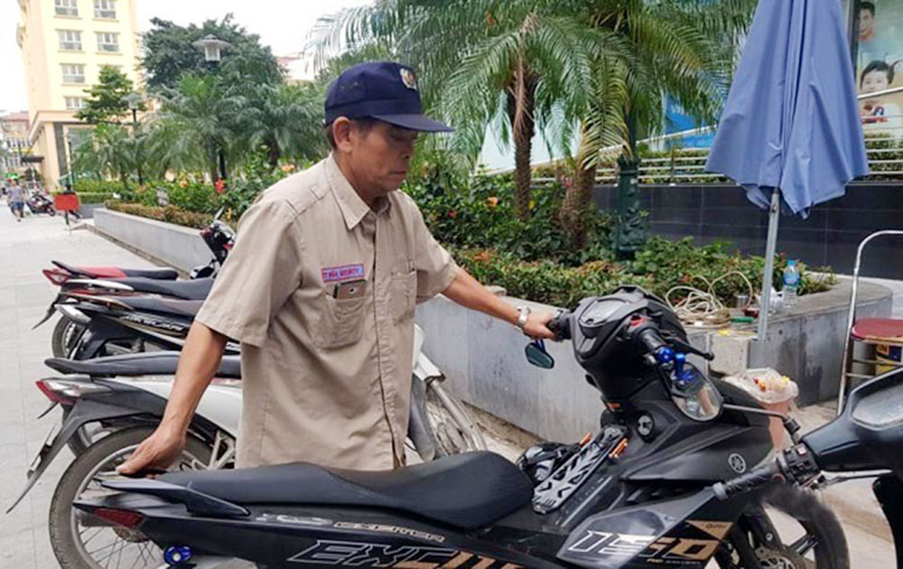 Bảo vệ nội bộ trông giữ xe tu-thue-nguoi-trong-xe